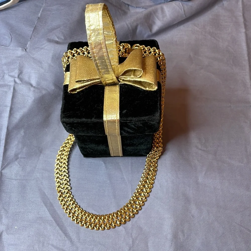 Gold tone necklace and gift box